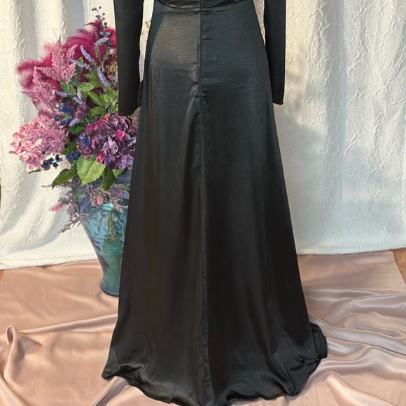 Endearing Elegance Black Satin Long Sleeve Maxi Dress
Lulus ‼️NWT‼️ - Picture 10 of 16